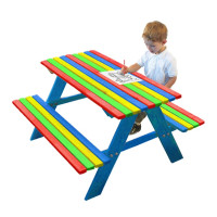   Дерев'яний стіл з лавками для дітей